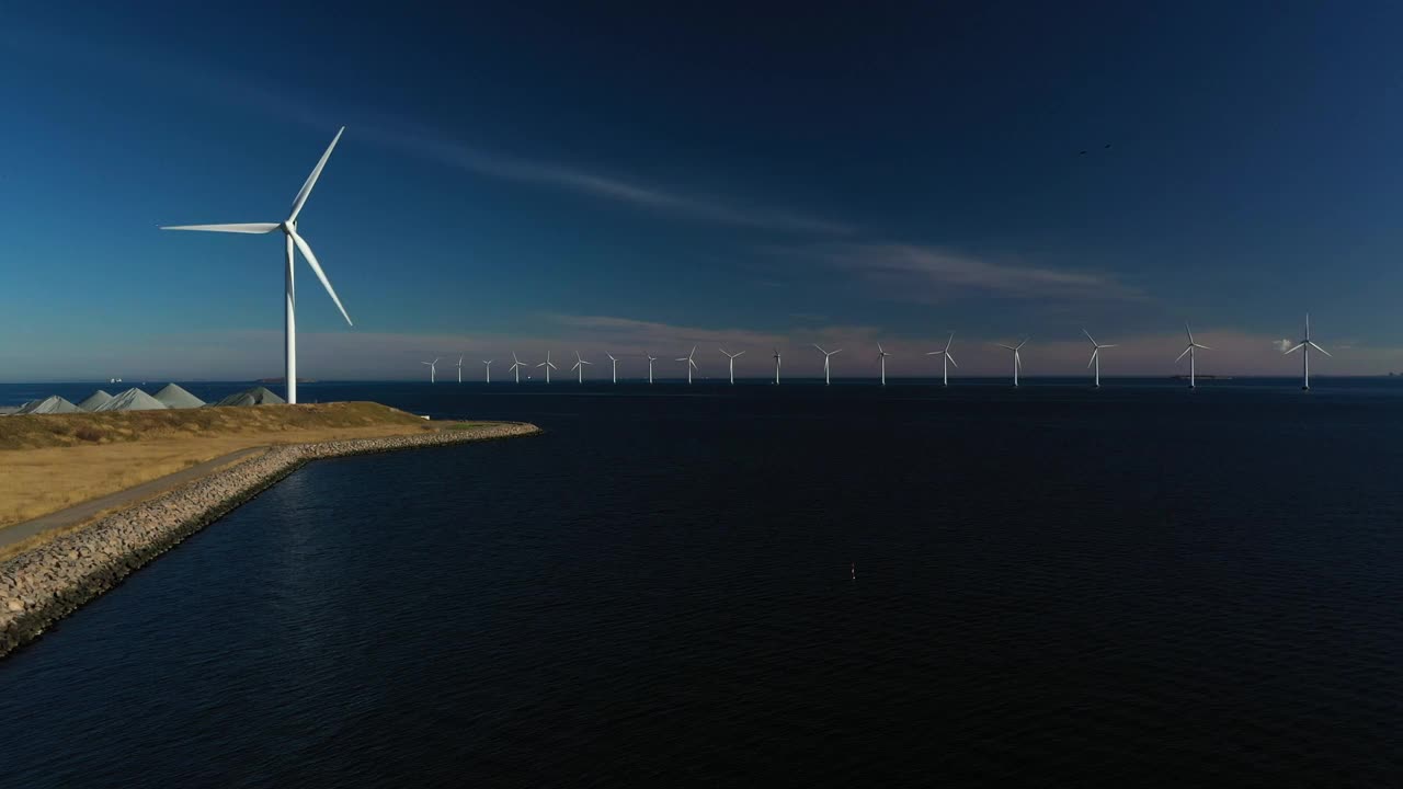 海洋中的风力涡轮机视频素材