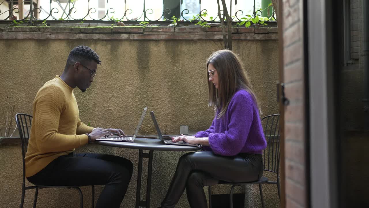 不同的夫妇在家里用笔记本电脑工作，在外面工作视频下载