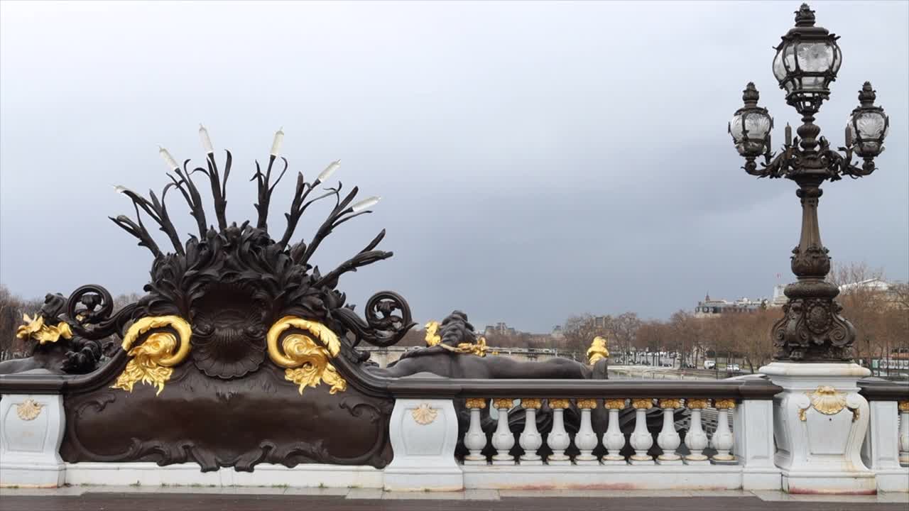 亚历山大三世大桥的灯柱和雕像视频下载