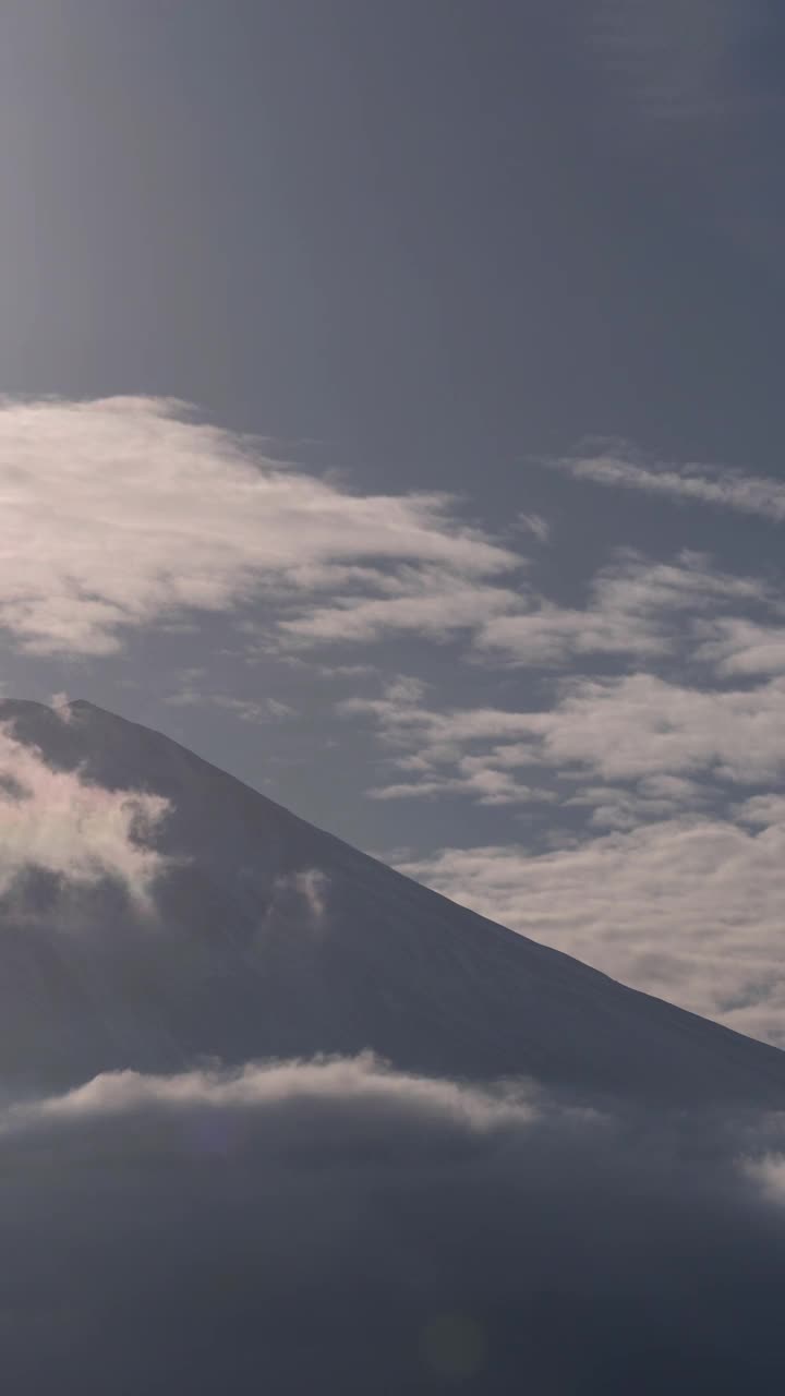 夕阳西下，富士山的彩云(垂直/延时/平移)视频下载