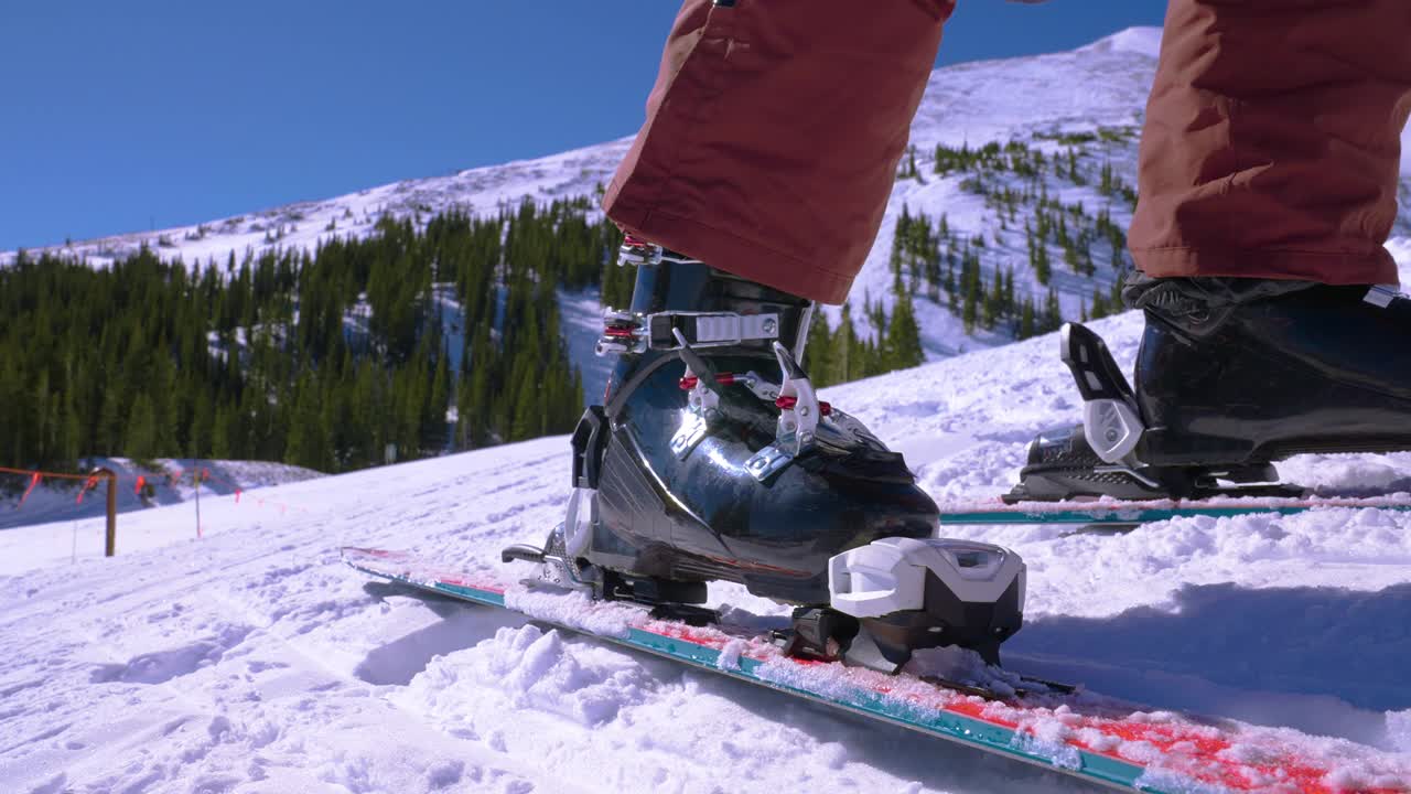 靠近滑雪者，系紧滑雪靴扣，为下坡滑雪做准备视频下载