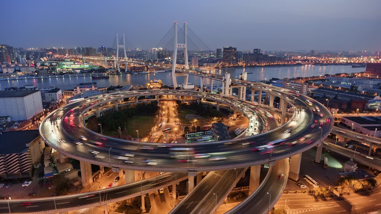 南浦大桥从白天到夜晚的时间流逝，繁忙的上下班交通，高架的视野视频素材