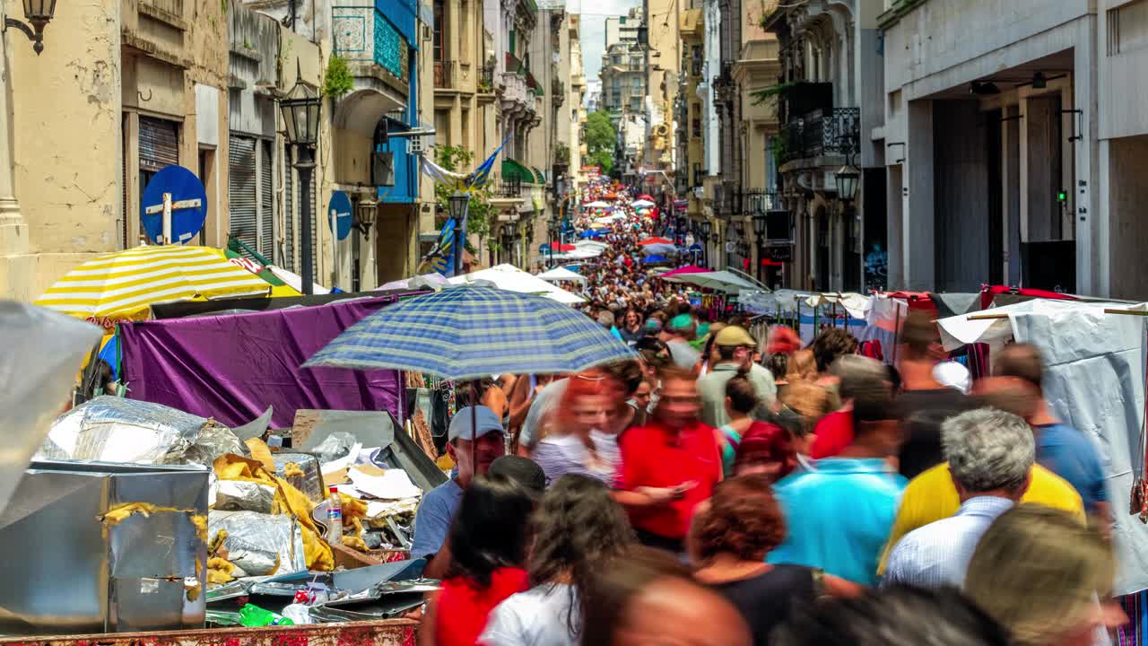 布宜诺斯艾利斯，阿根廷圣特尔莫市场的人群视频素材