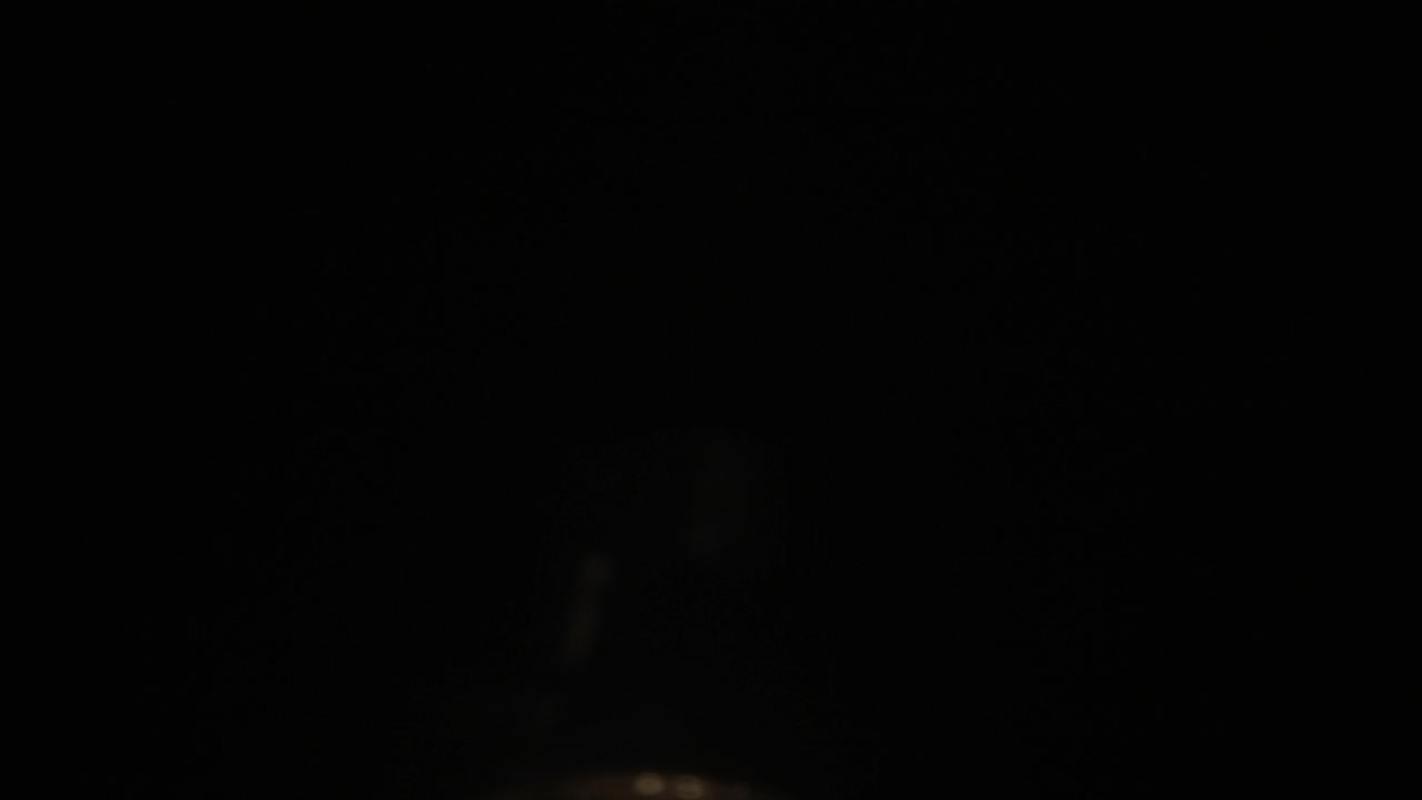 在一个黑暗的房间里，一个透明的灯泡的多莉向上的观点视频下载