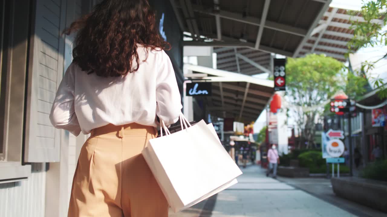 购物狂女人走在经销店视频下载