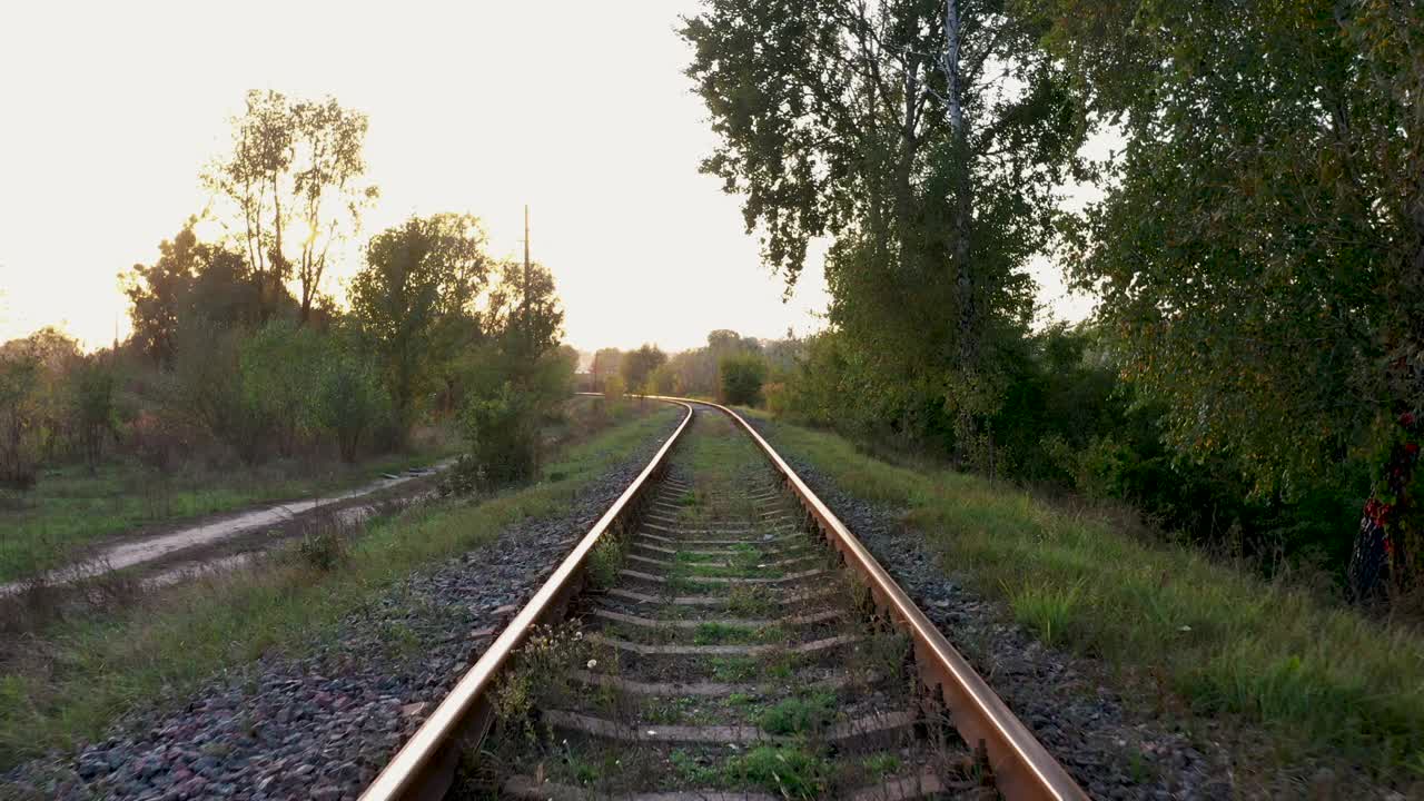 铁路在日落时分。无人机在铁轨上飞行。视频素材