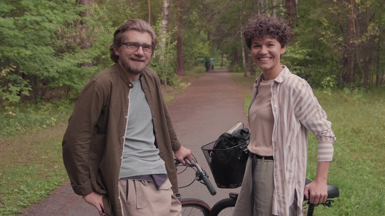 年轻的运动夫妇的肖像与自行车视频下载