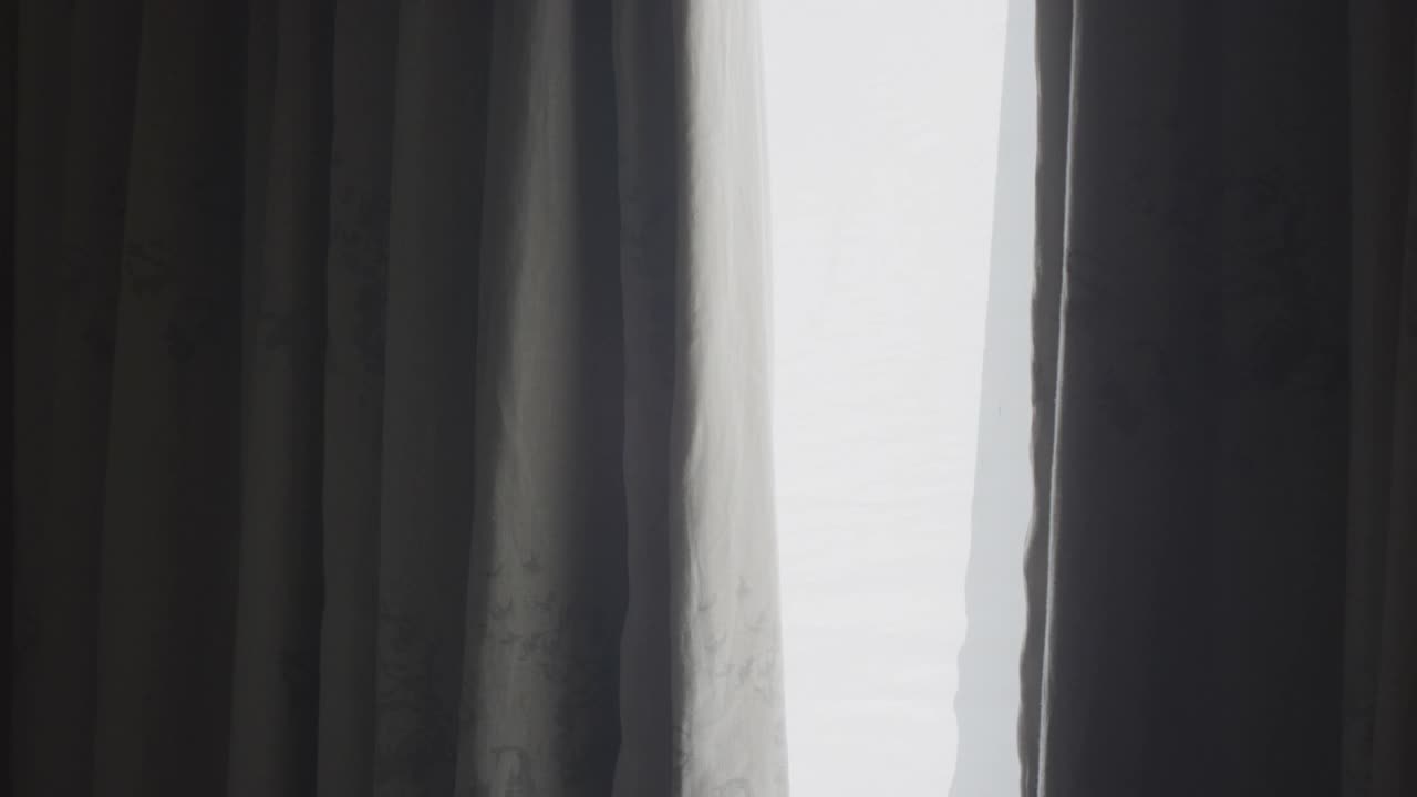 放松的女人穿着浴袍在酒店或温泉休息打开窗帘在早上视频素材