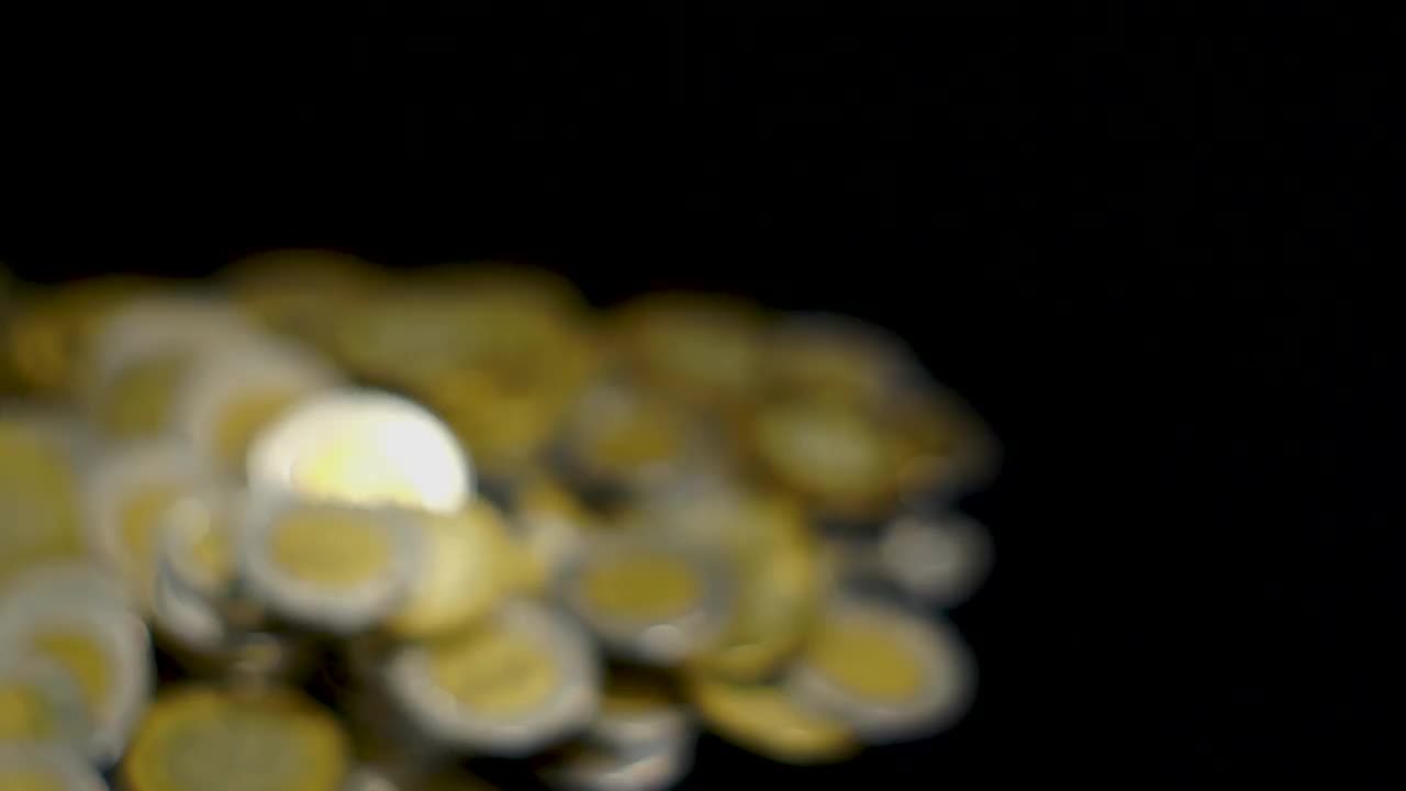 许多黑色背景的墨西哥硬币视频素材
