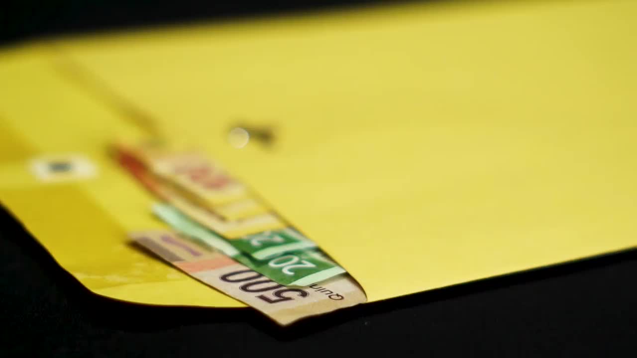 信封里装着墨西哥钞票视频素材