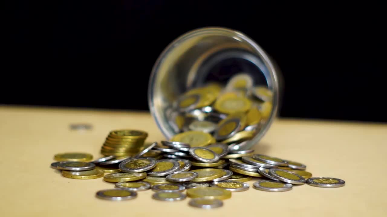 硬币和扔玻璃罐视频素材
