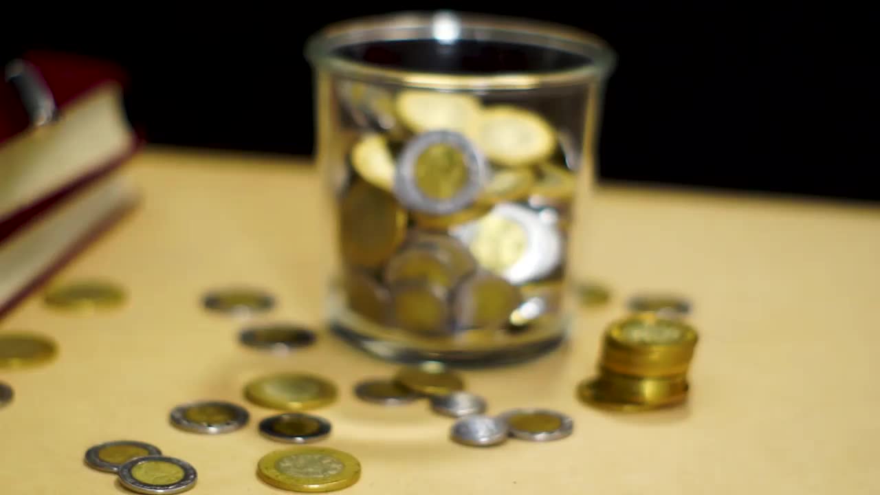 桌上和书上有硬币和钞票视频素材