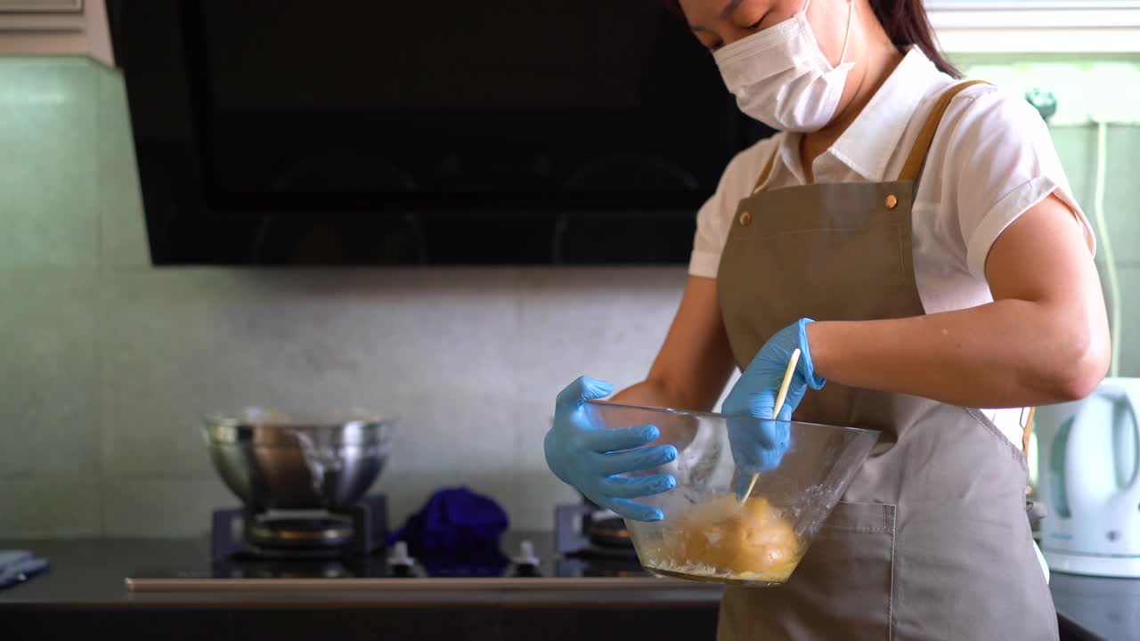 亚洲妇女在厨房制作月饼面团视频素材