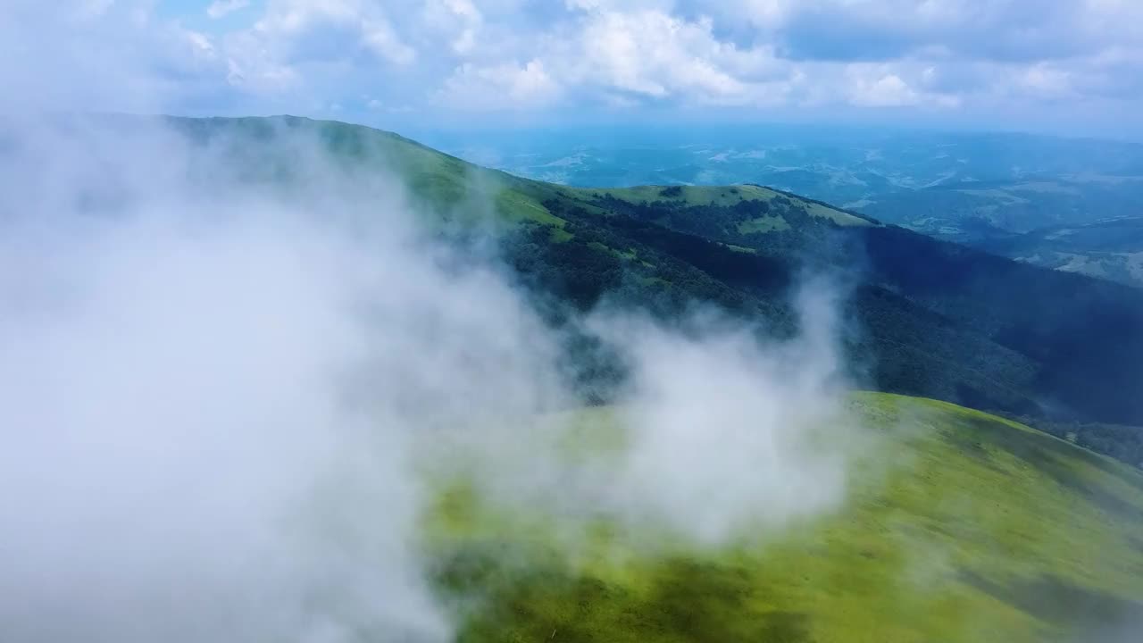 背景是山脉。云。喀尔巴阡山,乌克兰视频下载