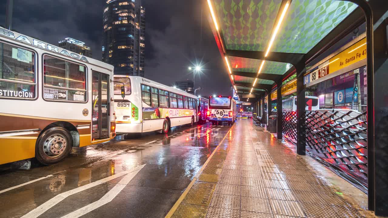 布宜诺斯艾利斯，阿根廷:巴勒莫，延时BRT -快速公交视频素材