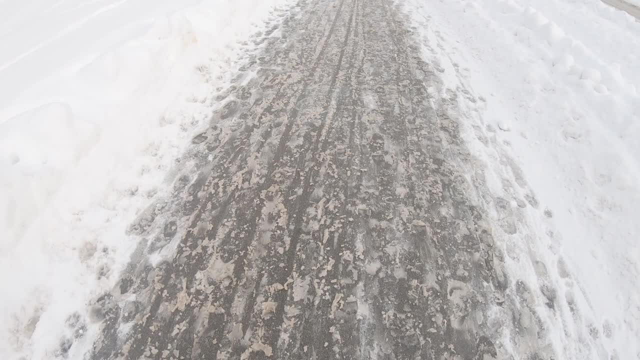 大雪过后干净的人行道上的鞋印视频素材