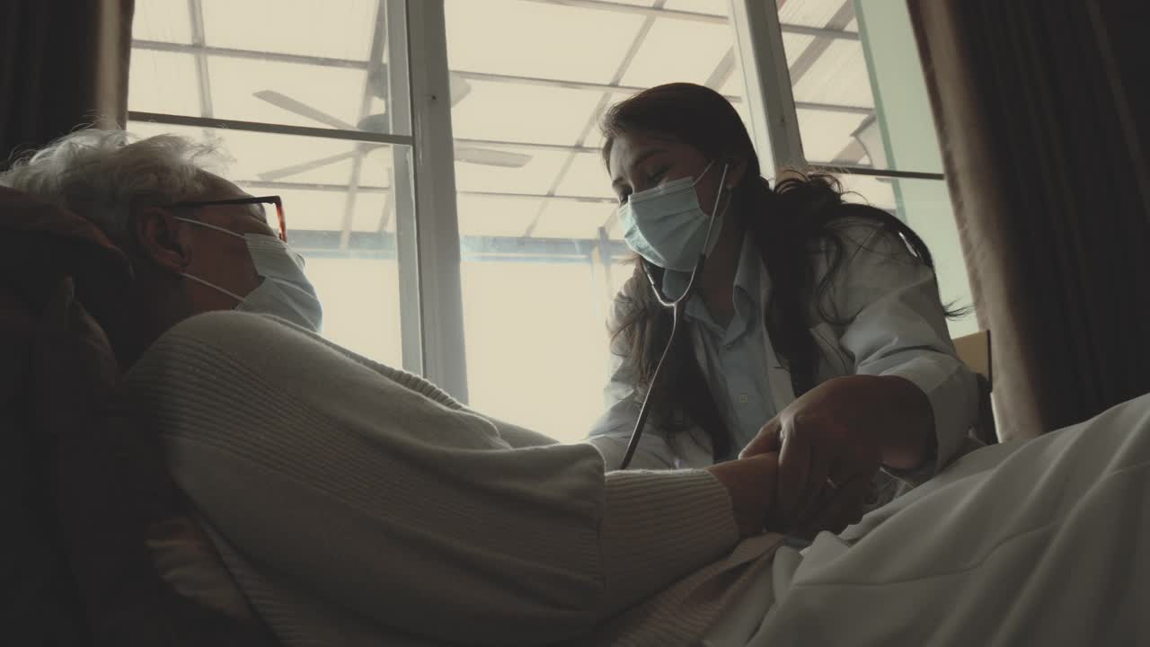 医生在远程工作-戴口罩视频下载