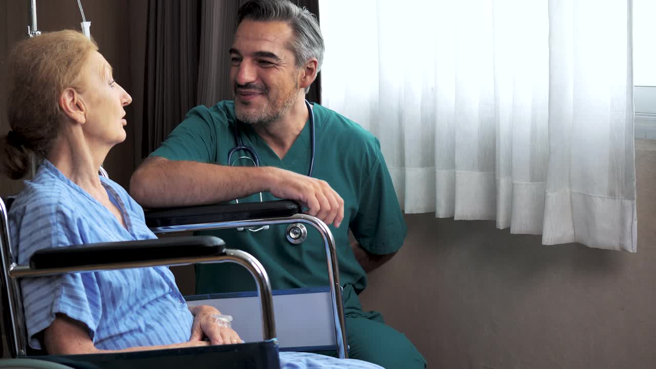 白种男医生照顾坐在轮椅上的老年妇女病人。视频素材