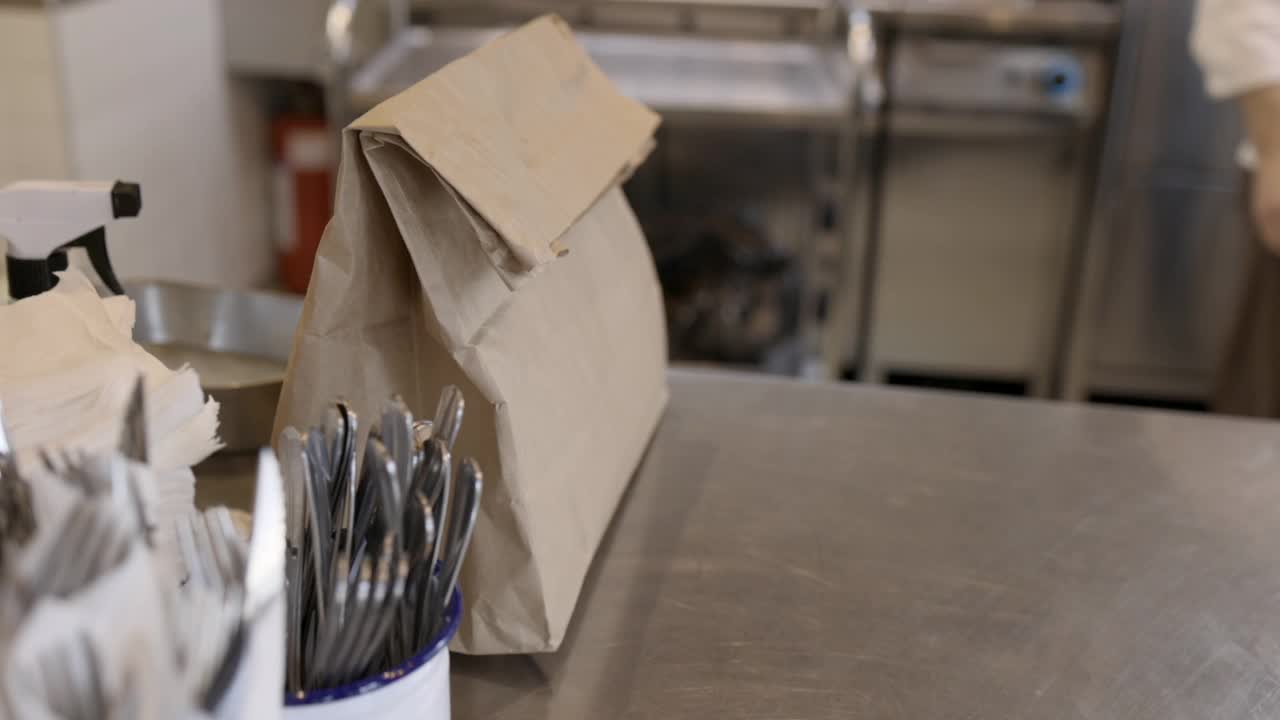在餐厅柜台上通过纸袋装的外卖视频下载