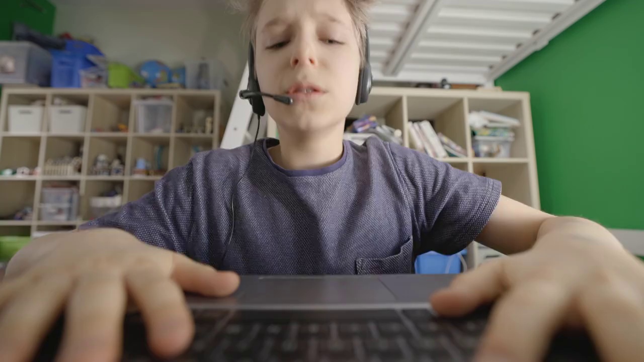 有趣的小男孩在他的房间在线课堂上受挫视频下载