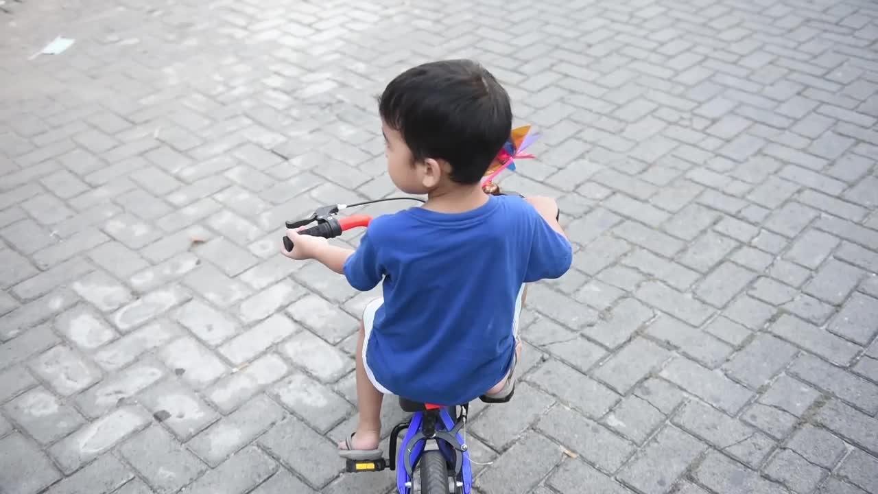 男孩骑自行车视频素材
