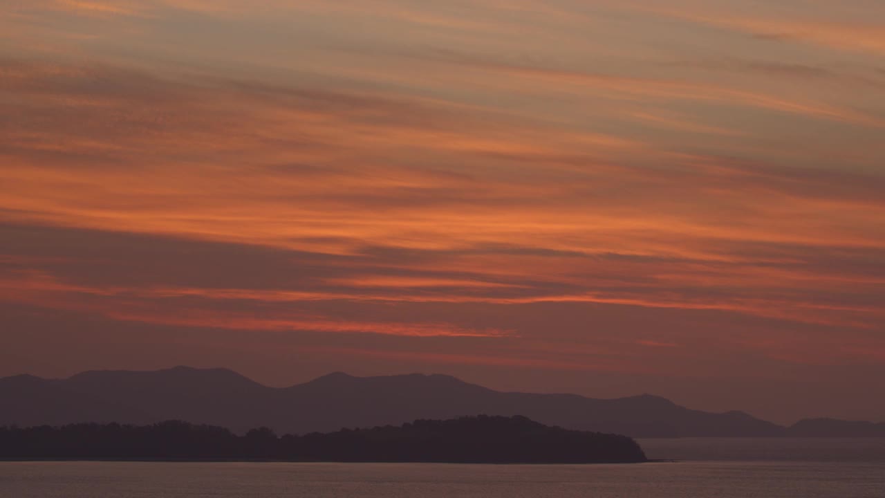 群岛上空日出时美丽的红色天空。视频下载