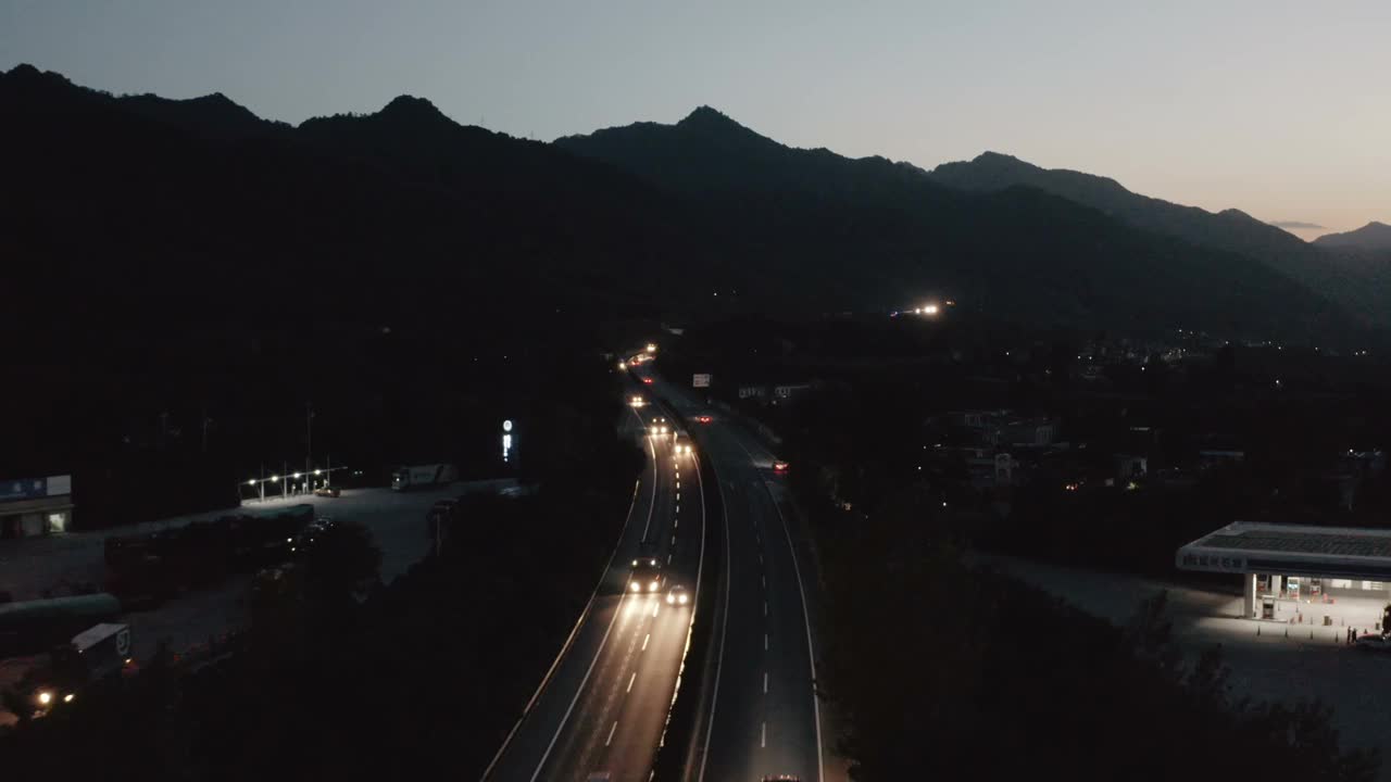 高速公路的无人机视图视频下载