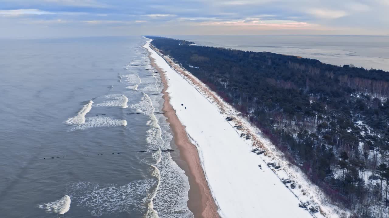 赫尔半岛和多雪的海滩。冬天的波罗的海。鸟瞰图视频素材