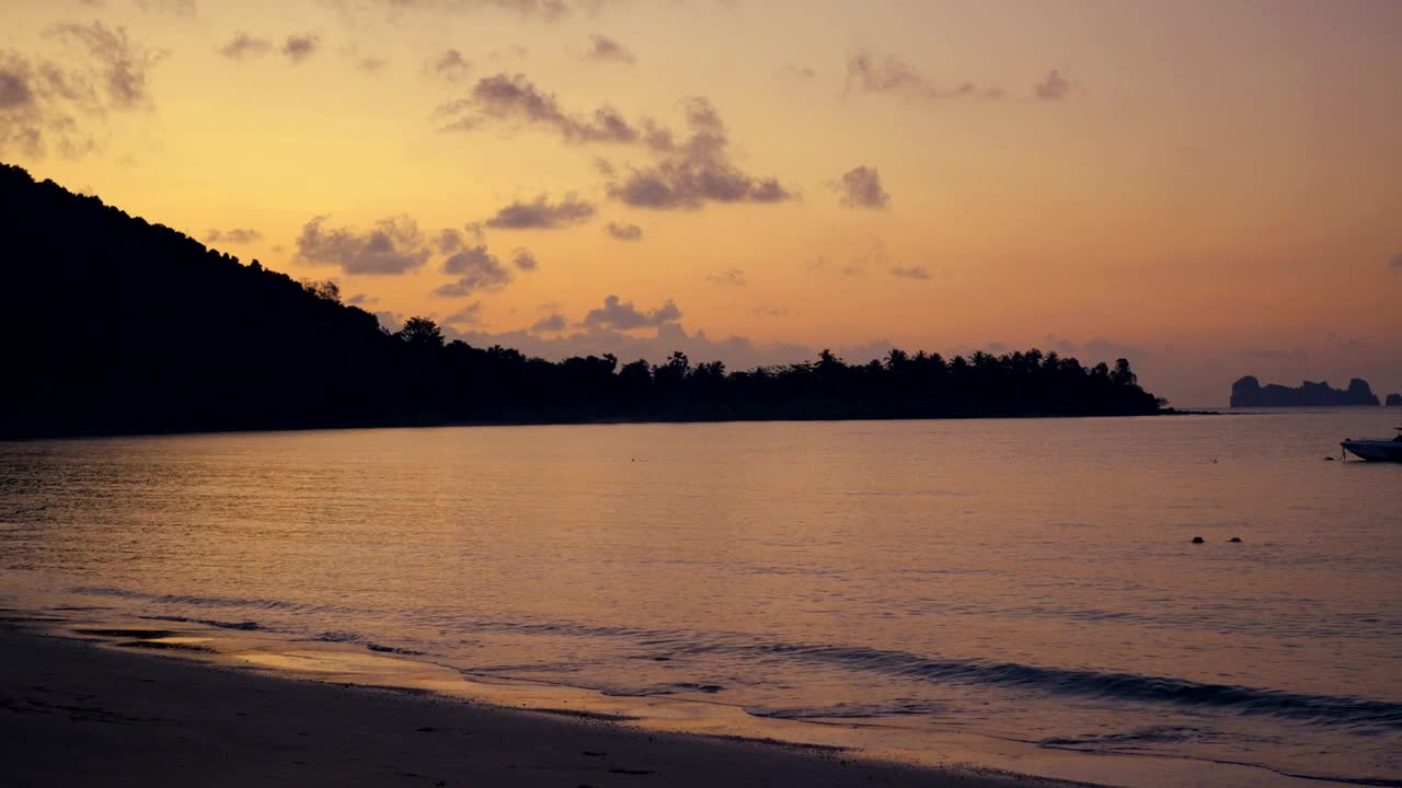 热带岛屿上的日落。美丽的热带岛屿日落在泰国视频素材