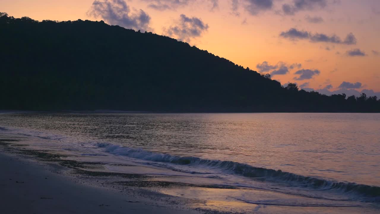 热带岛屿上的日出。泰国日出时美丽的热带岛屿视频素材