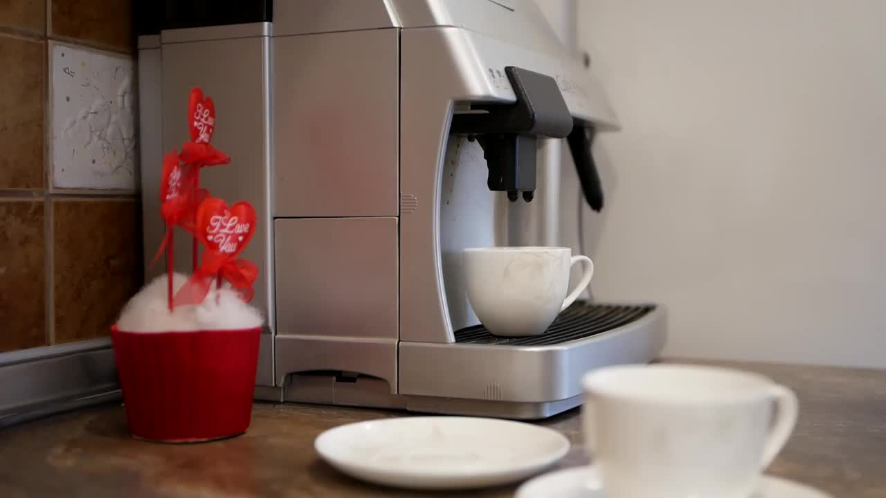 一个男人用咖啡壶煮了两杯美式咖啡视频素材