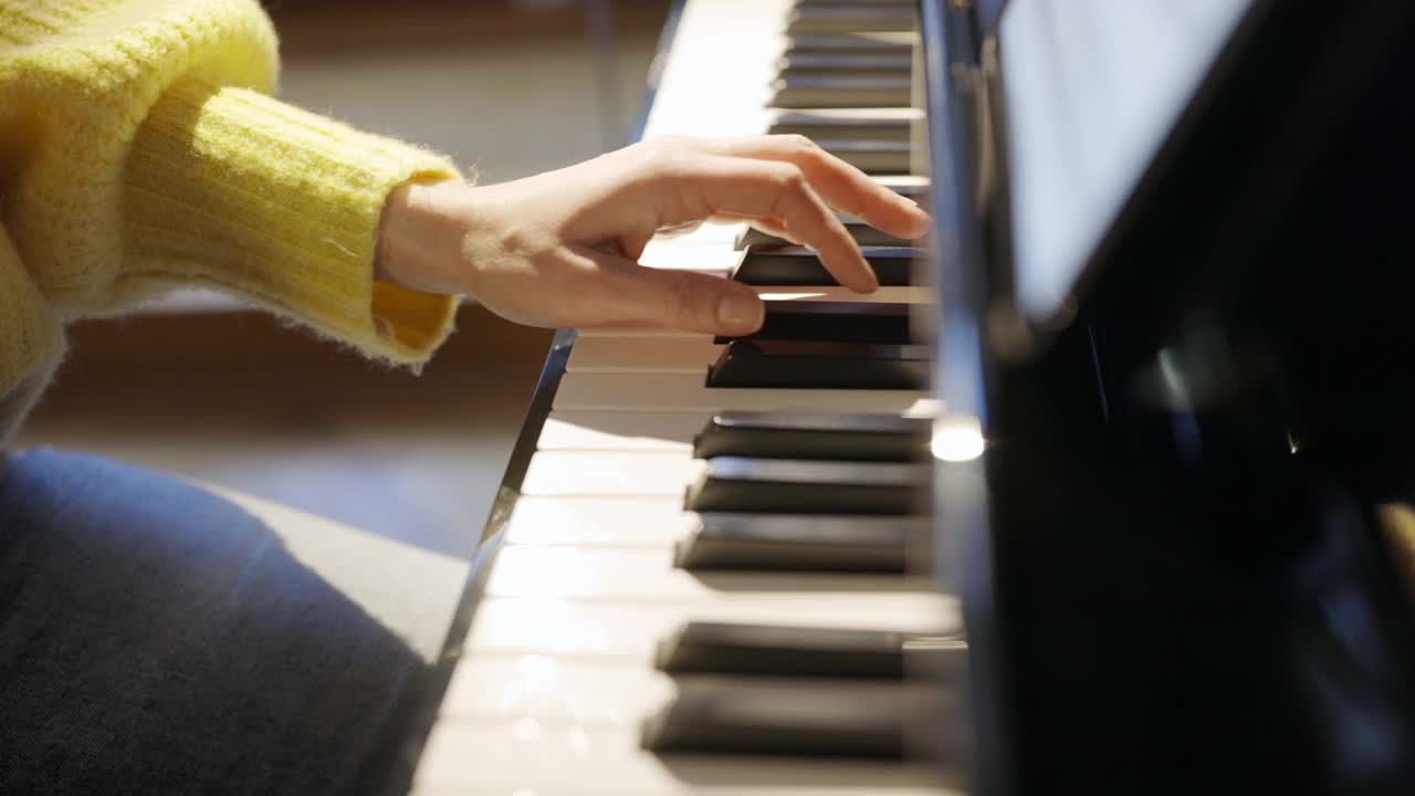 一个正在弹钢琴的女士的特写视频下载