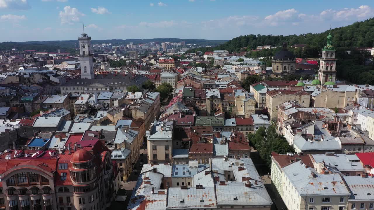 利沃夫老城中心在阳光明媚的一天鸟瞰图视频素材
