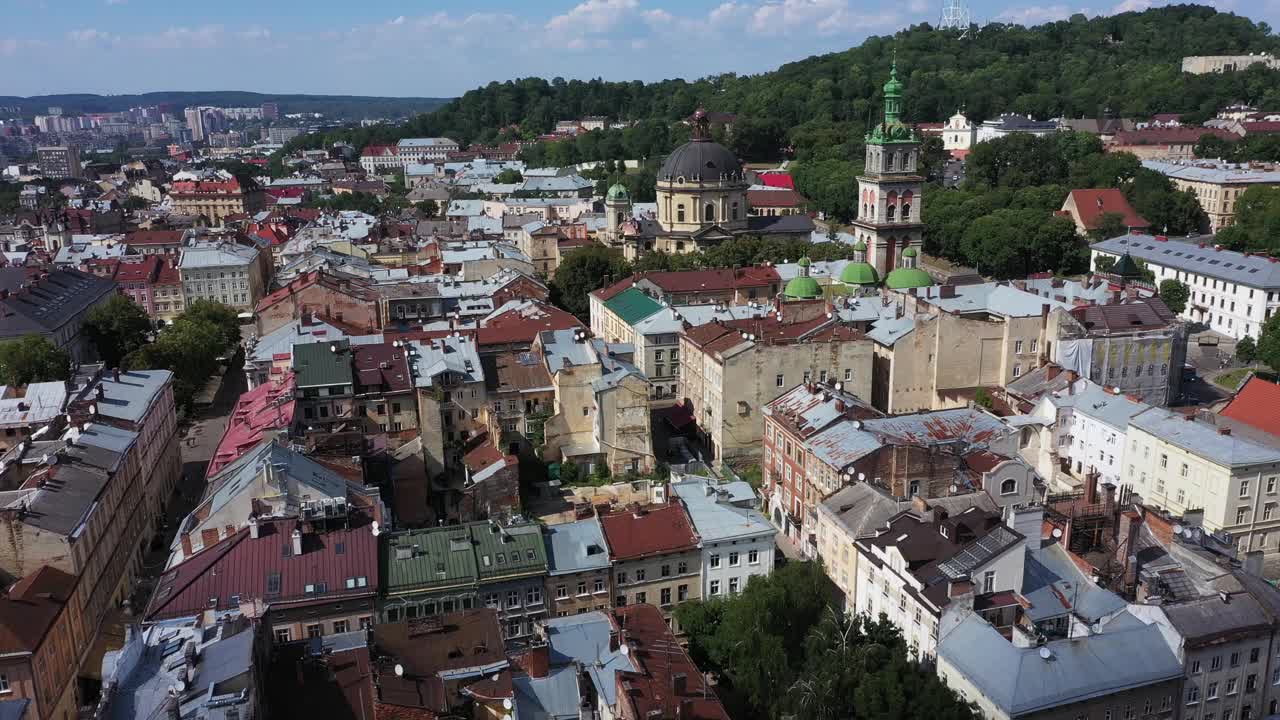 晴朗的一天，乌克兰利沃夫中心的鸟瞰图。视频素材