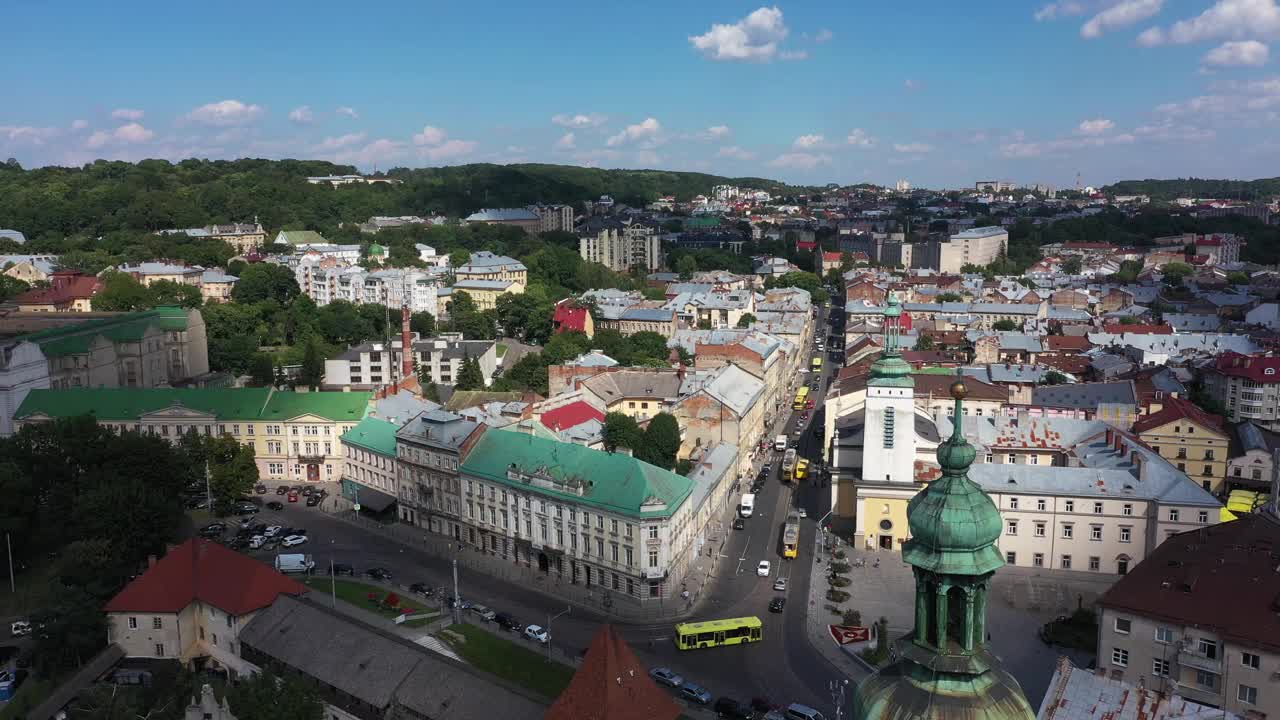 利沃夫的城市景观与美丽的建筑和塔鸟瞰图的老城视频素材