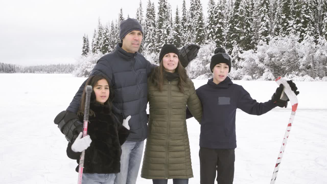 家庭在户外滑冰的录像肖像视频素材