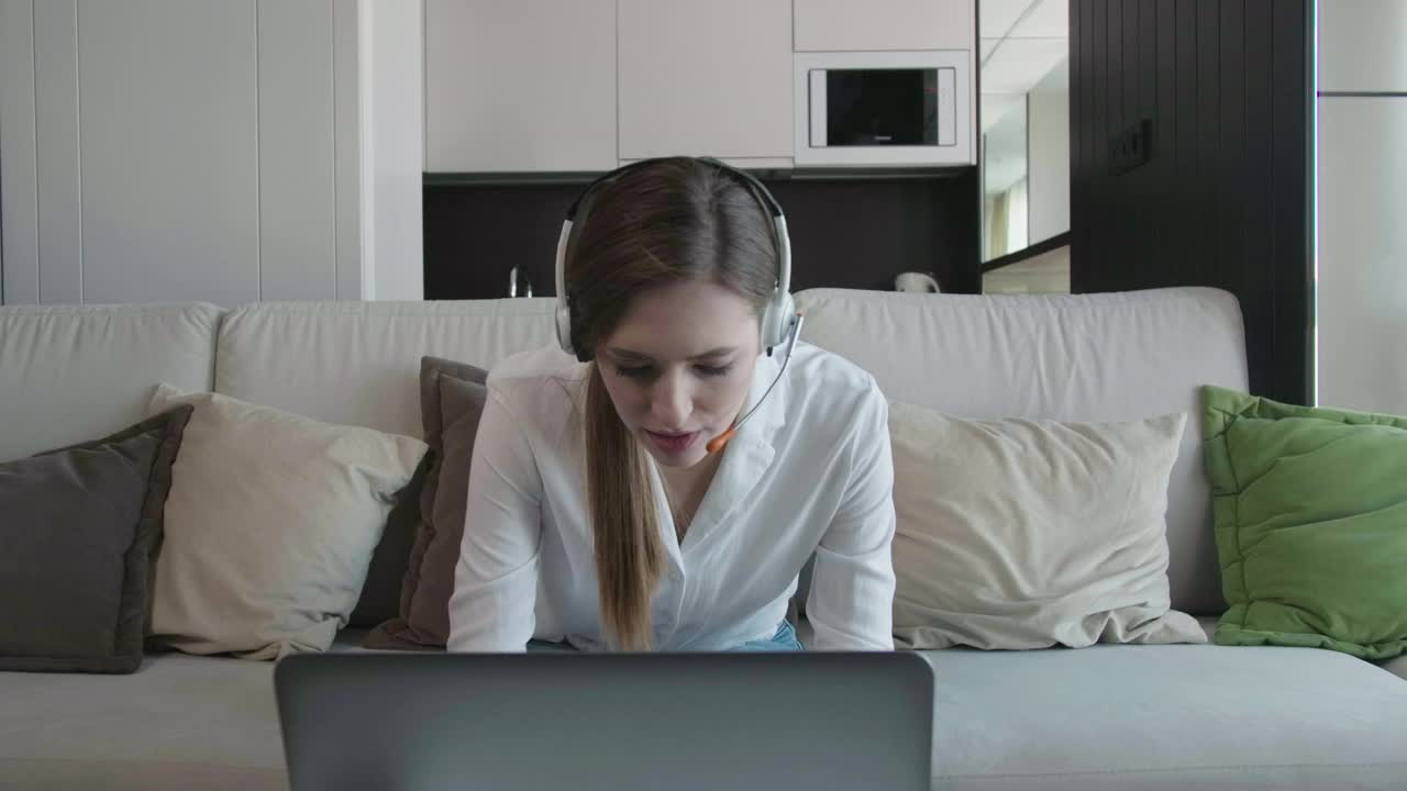 快乐的年轻商业女性在家庭办公室使用笔记本电脑。快乐的年轻女子在笔记本电脑上阅读好消息。视频素材