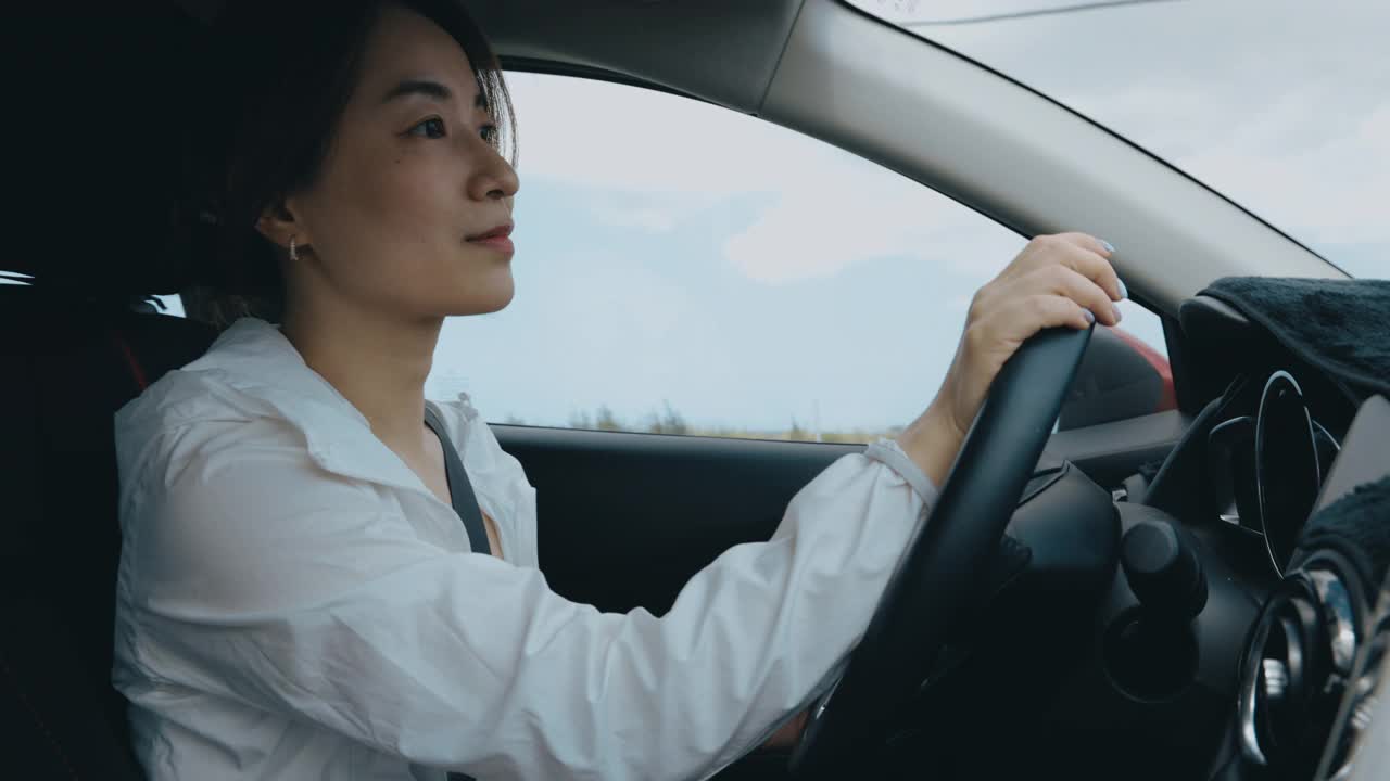 亚洲女商人驾驶汽车视频下载