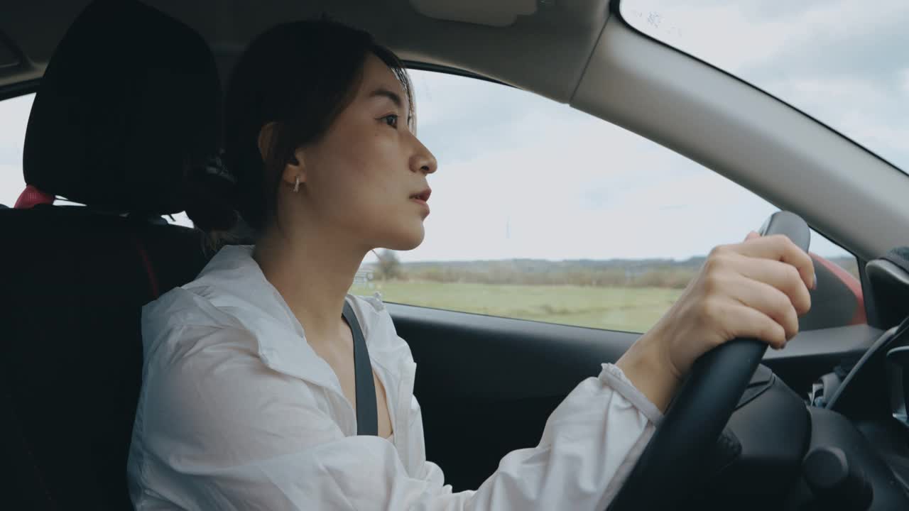 亚洲女商人驾驶汽车视频素材