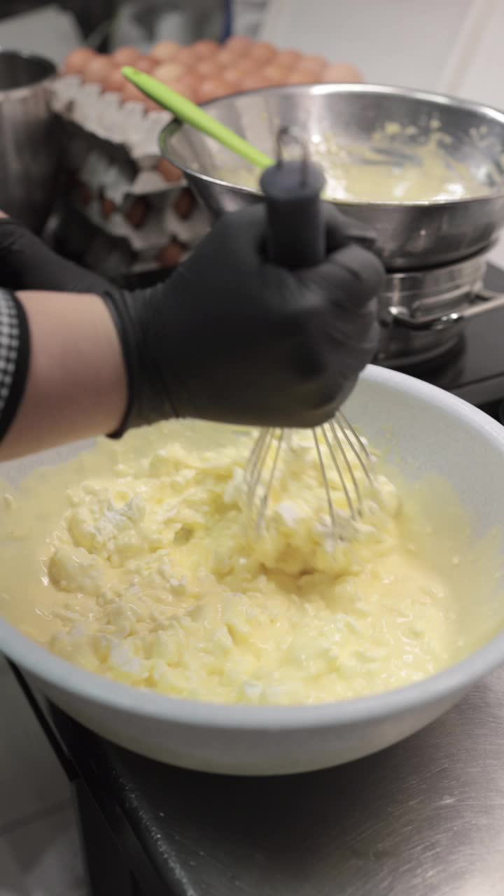 用打蛋器将蛋清与蛋黄拌匀视频下载