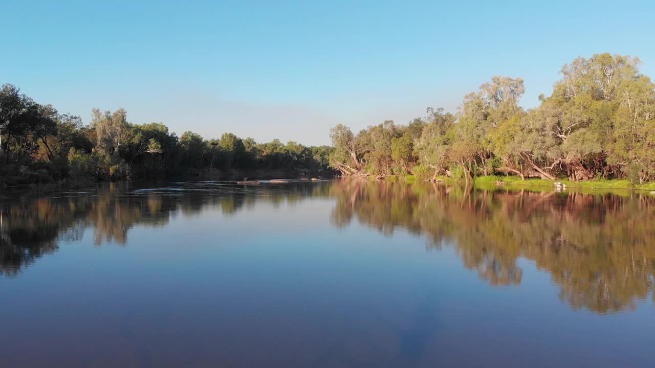 无人机拍摄的澳大利亚内陆，达尔文，北领地，澳大利亚茂密的森林中弯曲的河流视频素材