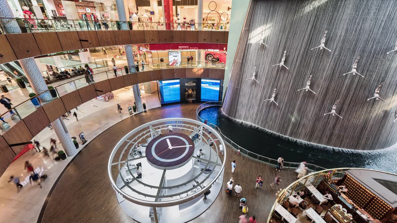 TL/迪拜购物中心中庭的时间流逝，忙碌的购物者和游客视频素材
