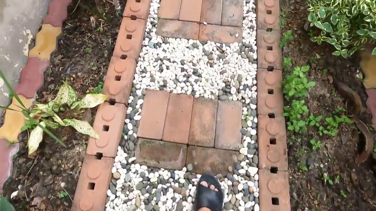 一个人走在自家花园小径上，食物背景概念视频下载