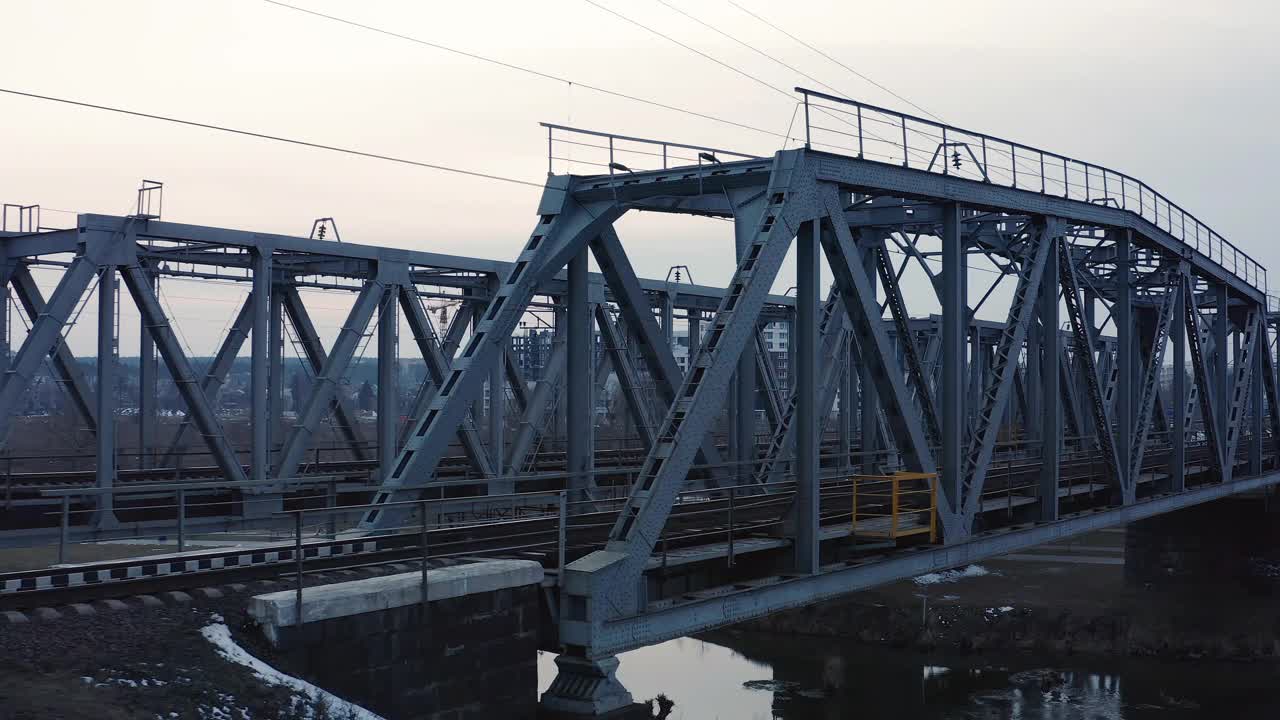 高速列车通过铁路桥。城际客运火车。视频下载