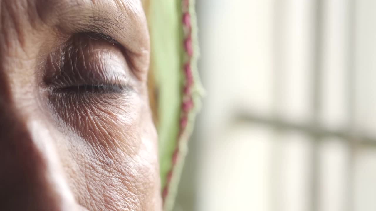 老年妇女眼睛的细节镜头视频素材