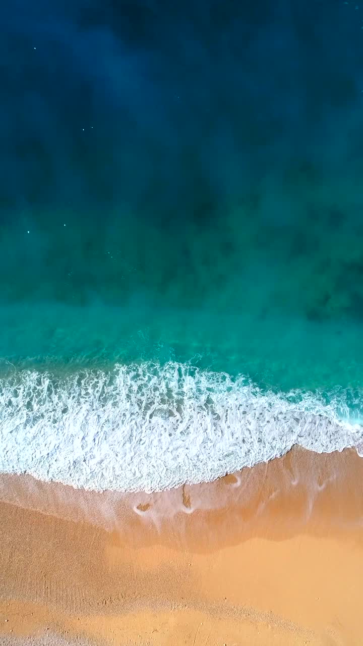 鸟瞰清澈的绿松石大海和波浪视频素材
