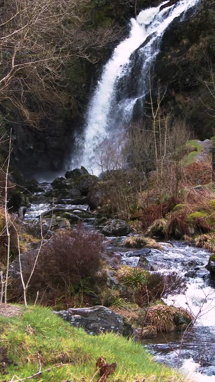 春天早晨的苏格兰瀑布视频素材