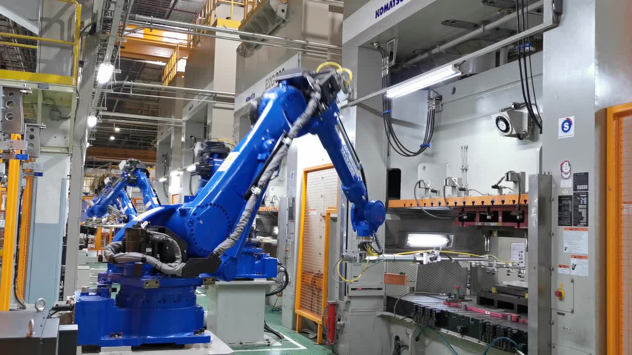 机器人手臂与熨烫机在工厂工作，4k分辨率。视频下载