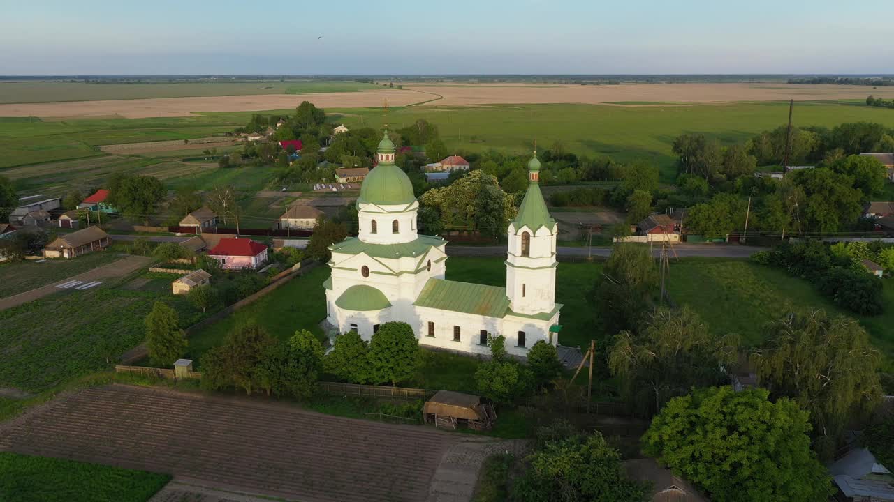 希腊东正教教堂。勒梅什三圣徒教堂鸟瞰图视频素材