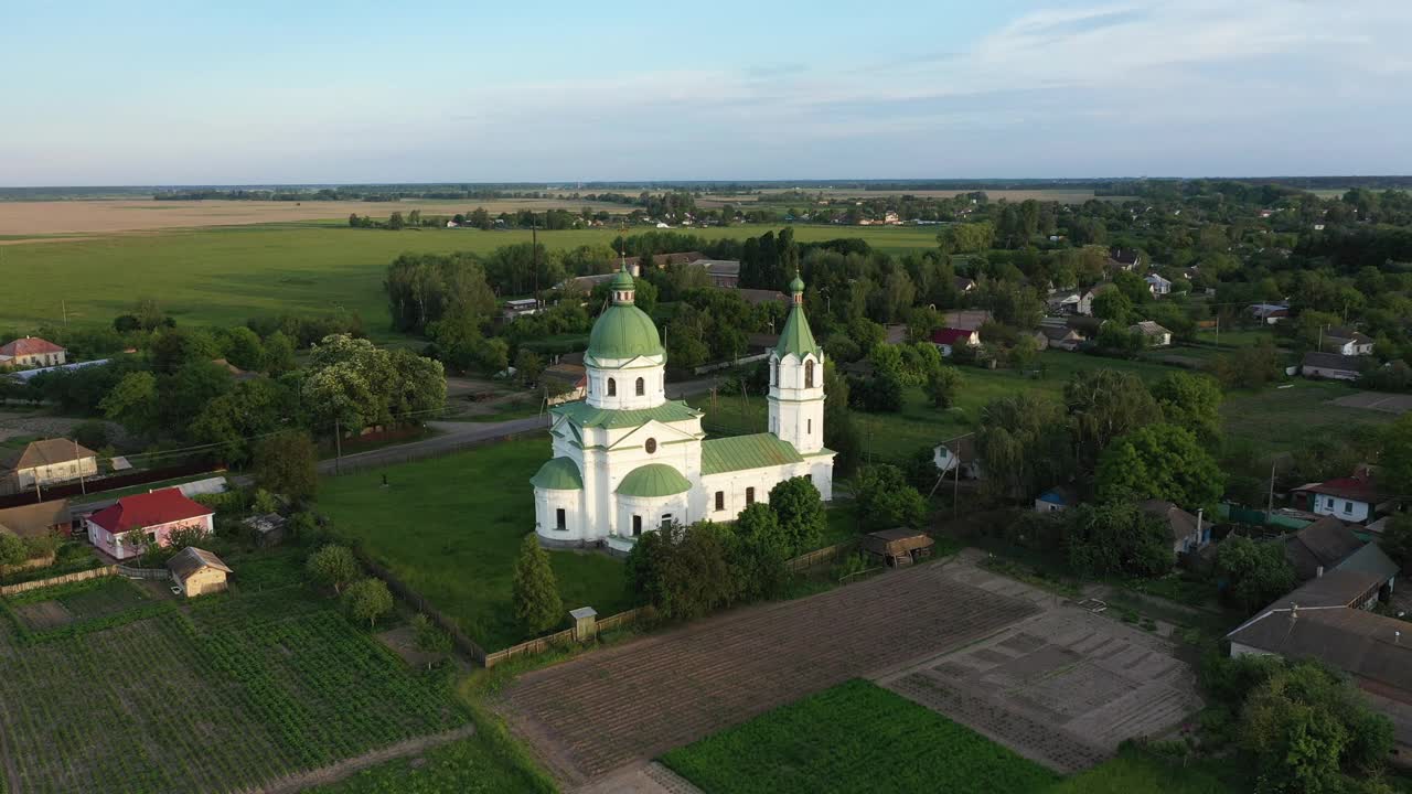 希腊东正教，宗教性的，建于十八世纪。乌克兰cherniiv地区Lemeshi的三圣教堂鸟瞰图视频素材